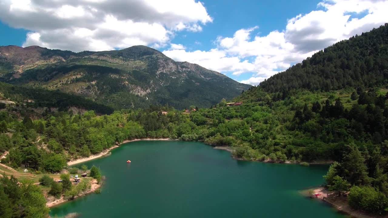 dolly out épica toma de revelación del lago tsivlou en un día nublado