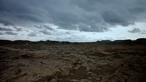 explorando el paisaje volcánico salvaje de islandia