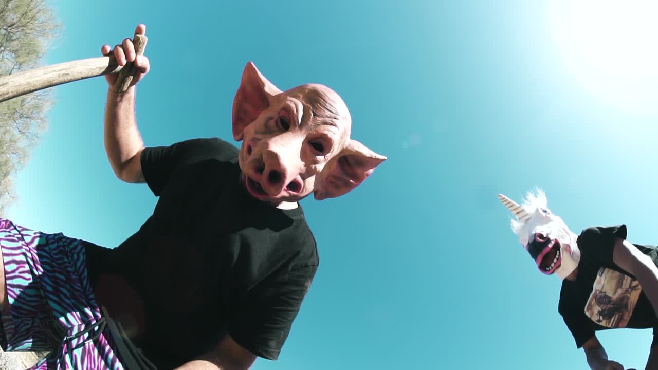 말과 돼지 가면을 쓴 암살자들은 가운데 손가락을 들고 도끼로 위협했습니다.