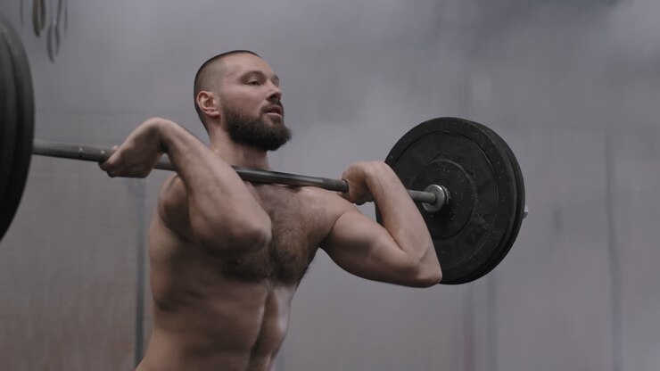 Powerlifter uomo che esegue squat con bilanciere