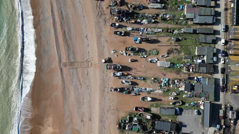 tomada de avión no tripulado de hastings reino unido, toma de arriba hacia abajo volando sobre la flota pesquera basada en la tierra