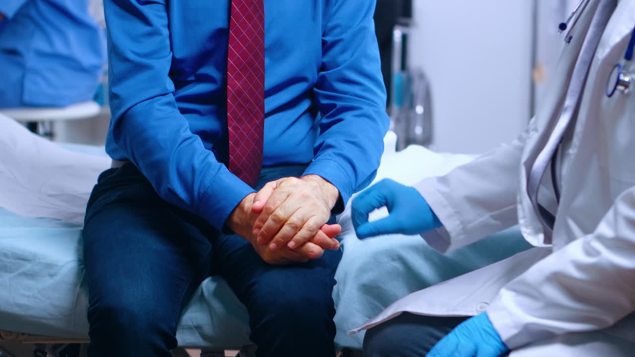 en el consuelo de un anciano estresado