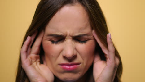 mujer agotada con migraña posando ante la cámara. chica cansada con dolor de cabeza