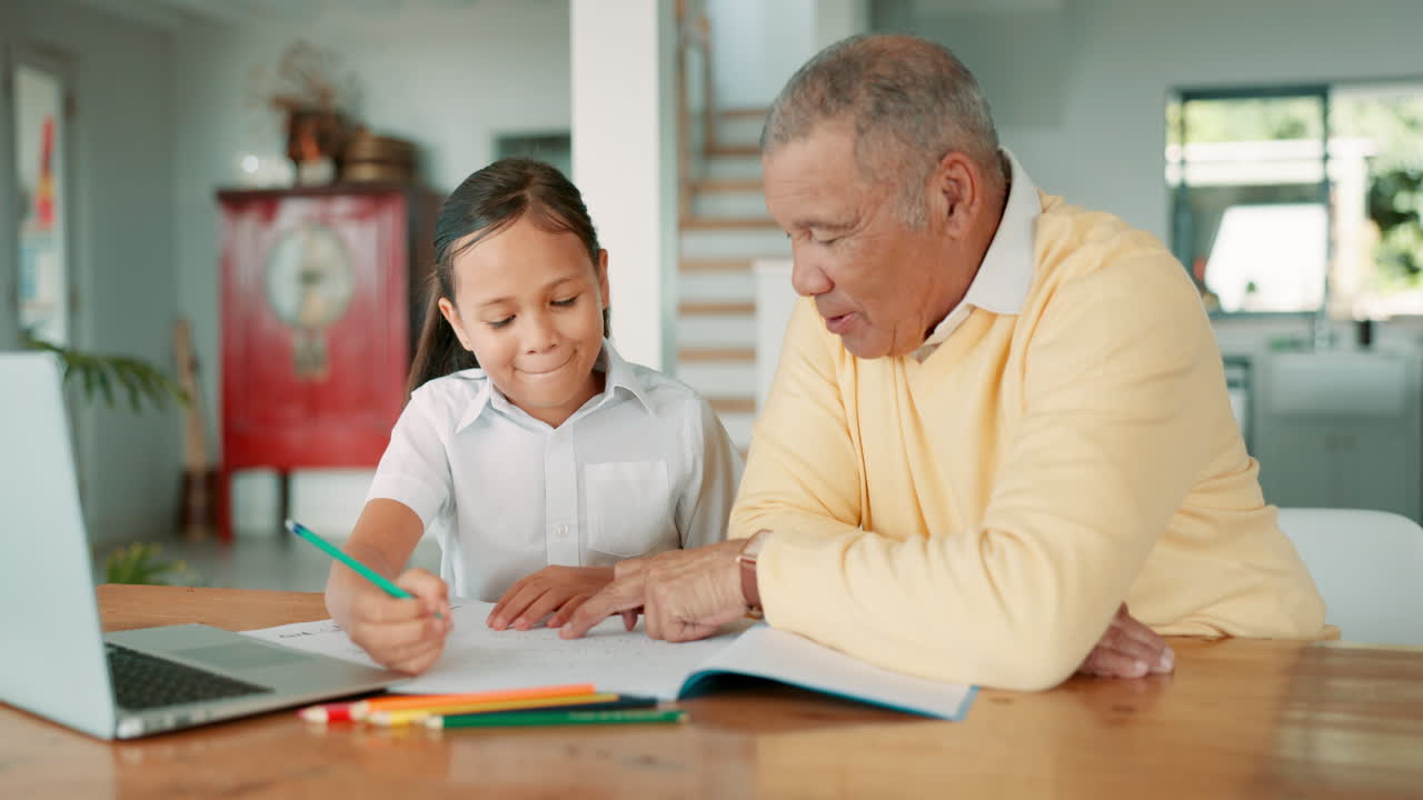niña, abuelo y libro para la educación