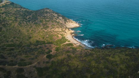 Idyllisches-Sardinien-Klares-Blaues-Türkis-Und-Ruhiges-Wasser-An-Einer-Natürlichen-Sandstrandküstenbucht-In-Italien-Mit-Sonne-Und-Grünem-Wald