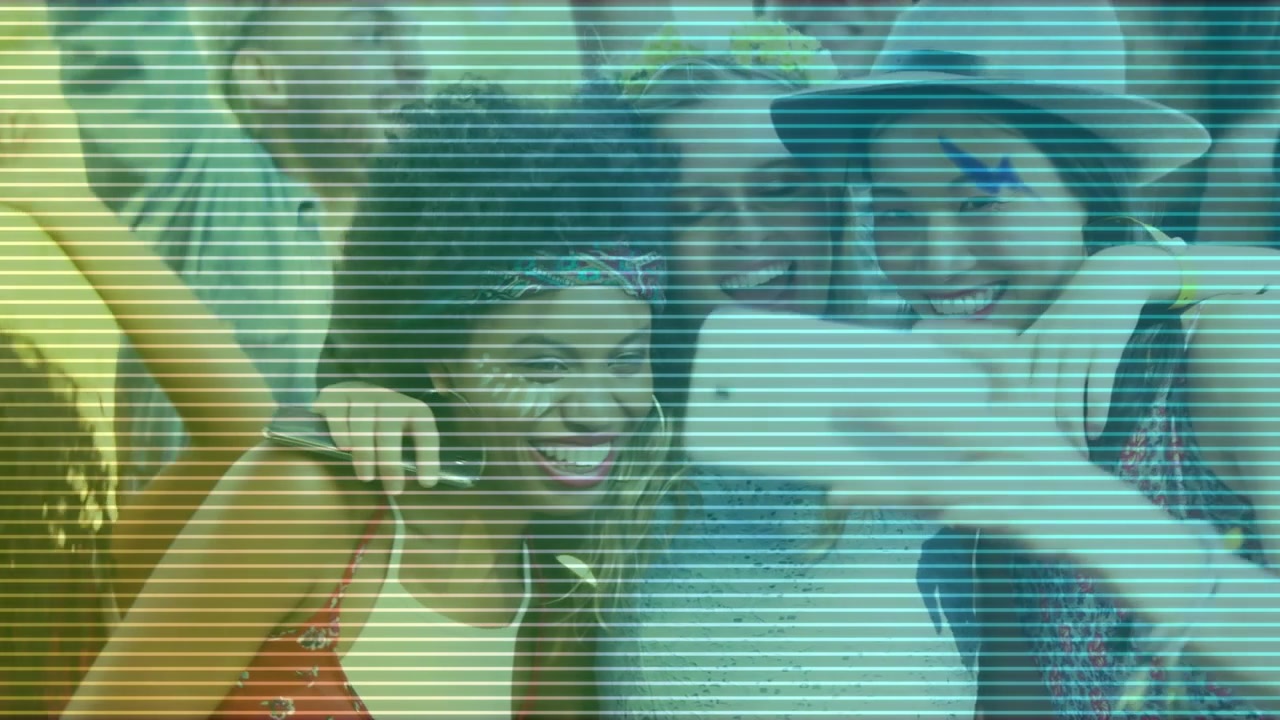 Trio in primo piano che si appoggia e si abbraccia, uno porta il telefono, il gruppo controlla il selfie sotto una scanline per l'evento.