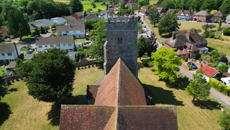 Eine-Langsame-Einschubaufnahme-Einer-Gewerkschaftsflagge,-Die-Vom-Turm-Der-St.-Mary&#39;s-Church-In-Chartham-Weht