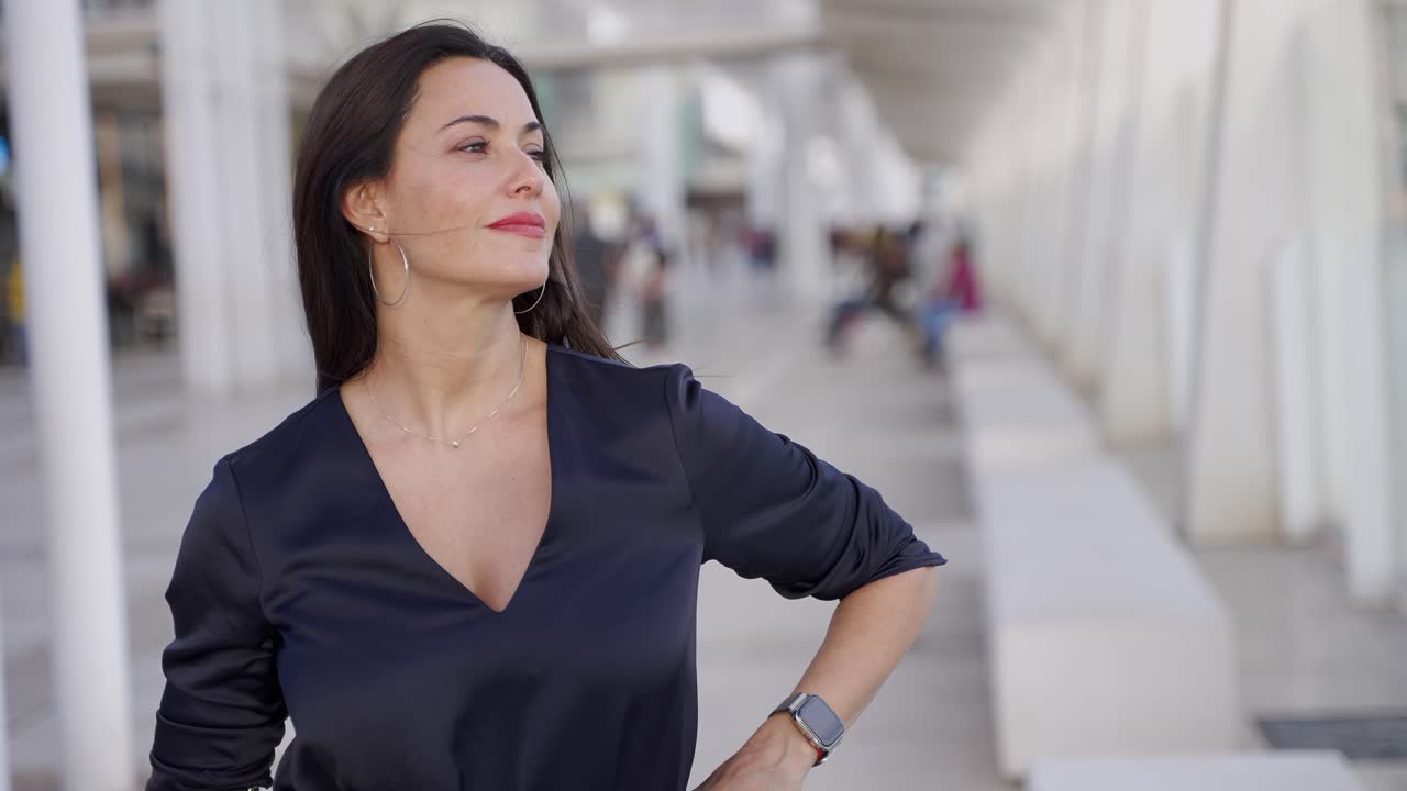 mujer segura al aire libre