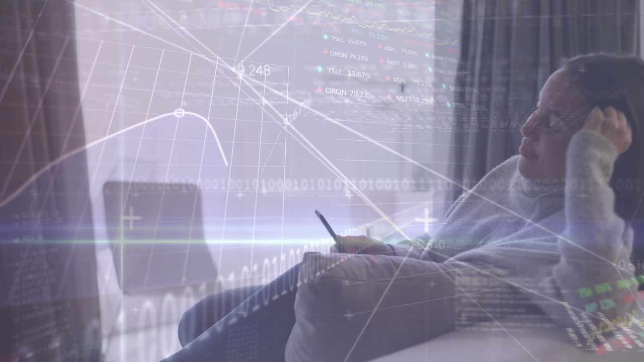 그래프의 애니메이션, 거래 보드, 이진 코드, 집에서 스마트폰을 사용하는 두 인종 여성