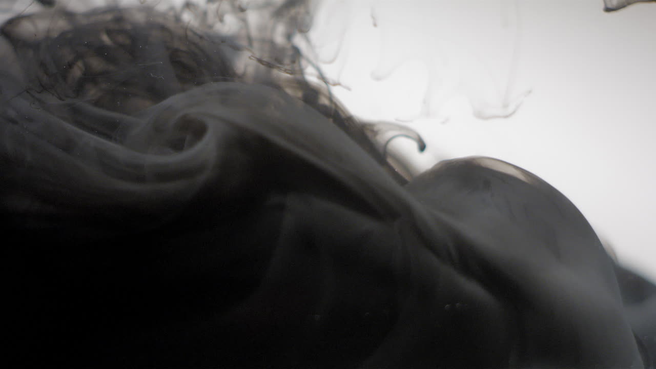 물에 흐르는 검은 ing