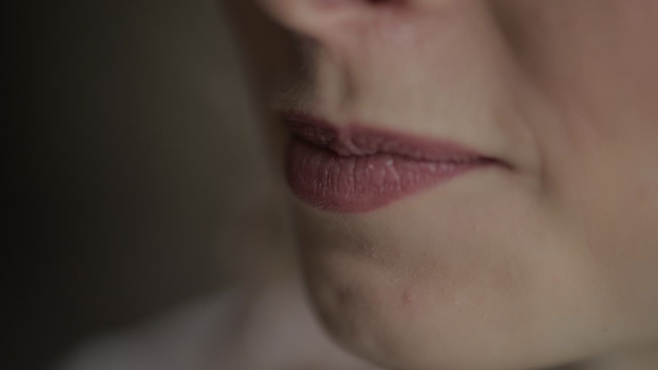 hermosa y encantadora novia. mujer bonita. foto de cerca de los labios de la novia