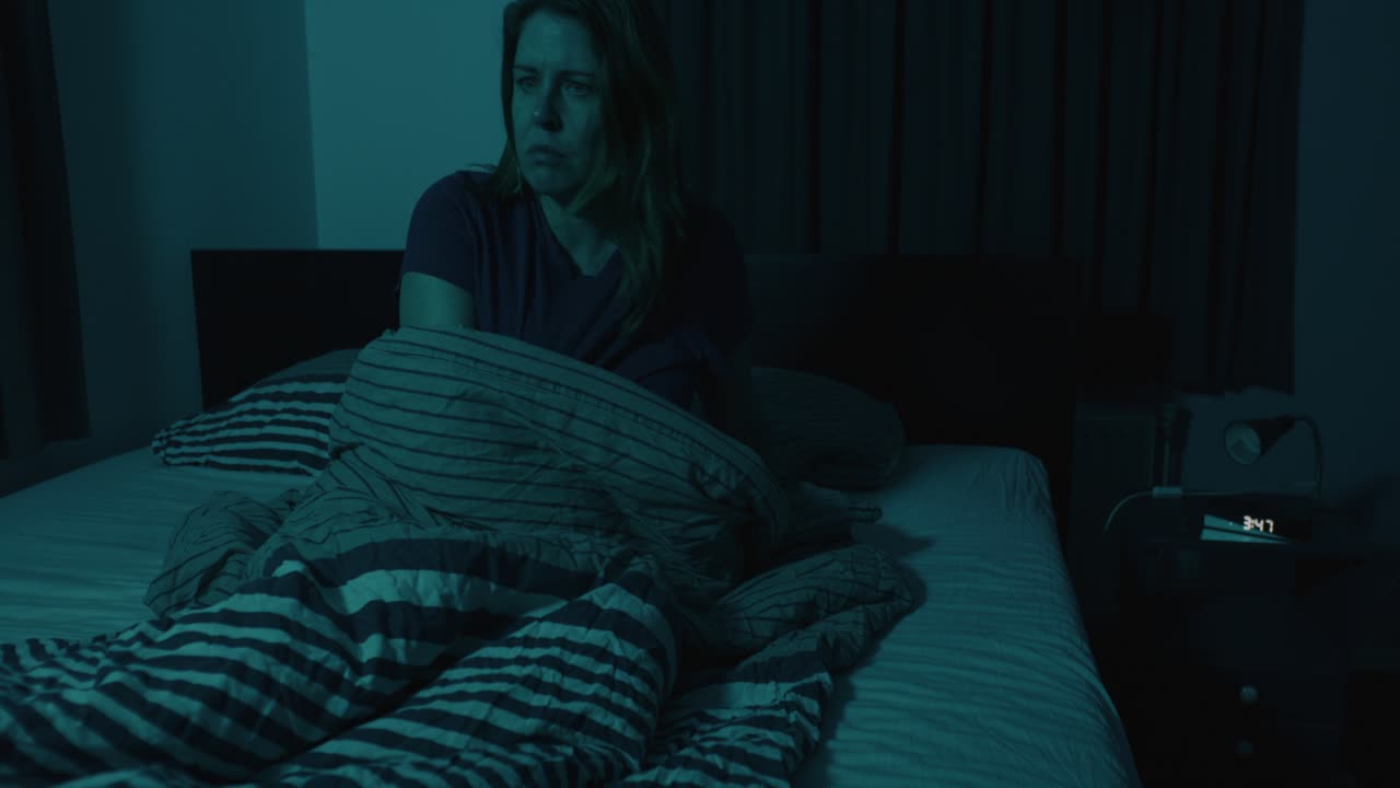 кукла женщины внезапно просыпается из кошмара и включает ночной свет