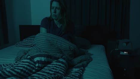 muñeco de mujer de repente despertando de la pesadilla y encendiendo la luz nocturna