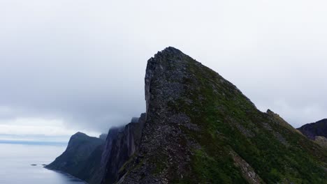 Bewölkter-Himmel-über-Den-Segla-bergen-Auf-Der-Insel-Senja-In-Nordnorwegen