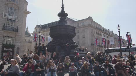 Los-Turistas-Se-Reunieron-Alrededor-De-La-Estatua-De-Eros-En-Piccadilly-Circus-En-Londres,-Reino-Unido