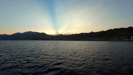 Cordillera-De-Silueta-Desde-El-Mar-Al-Atardecer-En-Dahab,-Egipto