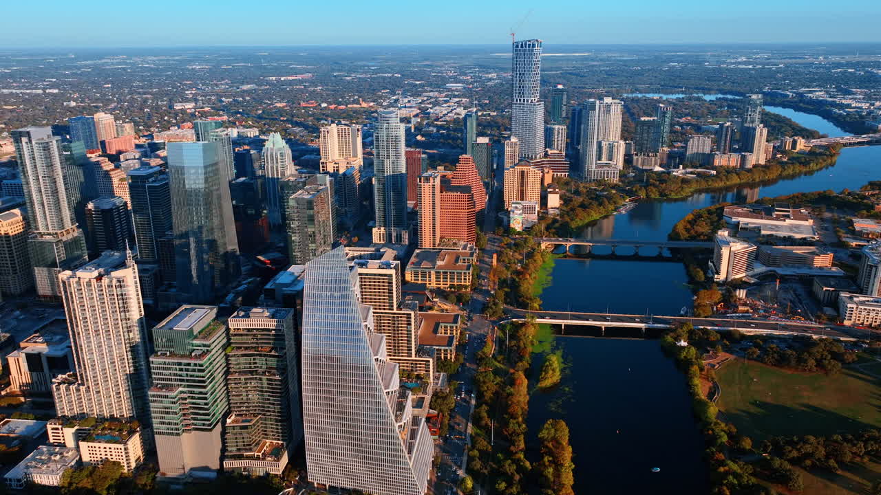 Austin, USA, 21 novembre 2025: Panoramica pittoresca di Austin, Texas, USA. Volo di drone sopra il fiume Colorado che scorre lungo lo splendido centro con grattacieli.