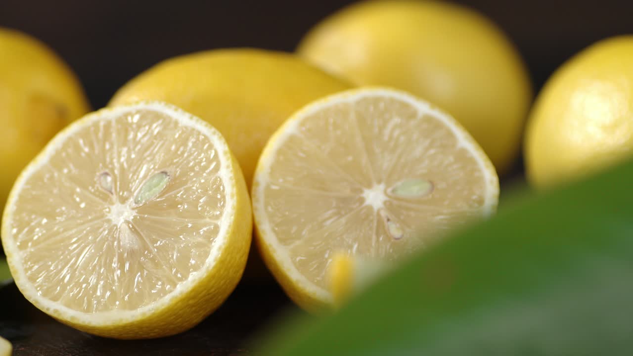 맛있는 레몬의 절반을 천천히 회전시니다.