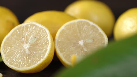 las mitades de un limón jugoso giran lentamente.
