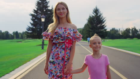 Familia-Caminando-En-El-Jardín.-Madre-E-Hija-Pasan-El-Fin-De-Semana-Familiar-Al-Aire-Libre.