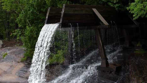 Parque-De-Toboganes-Torcidos,-Combermere-Ontario---Cámara-Lenta-De-180-Fps---Cascada-De-La-Antigua-Rampa-De-Troncos