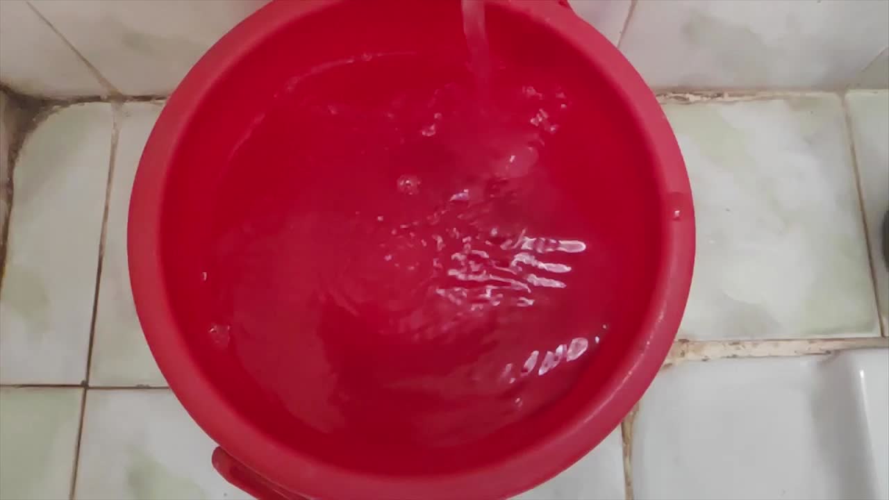 video en cámara lenta de agua cayendo en un balde