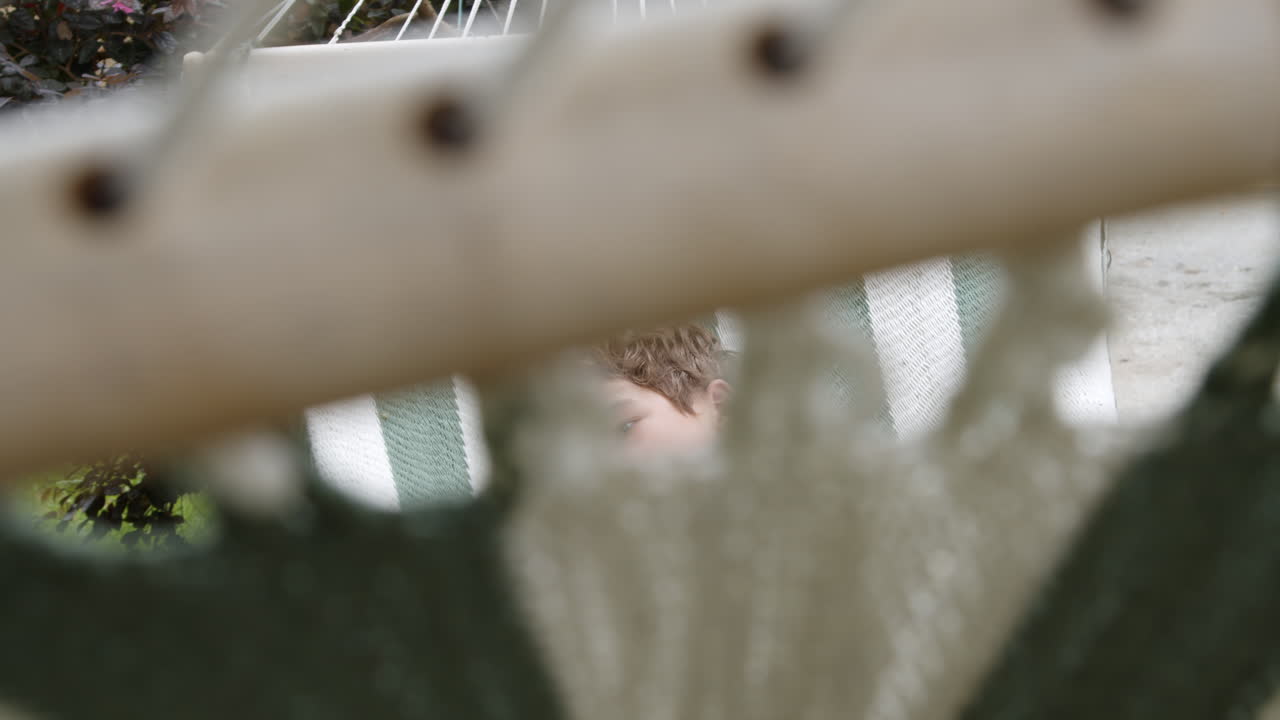 persona y perro relajándose en una hamaca de jardín