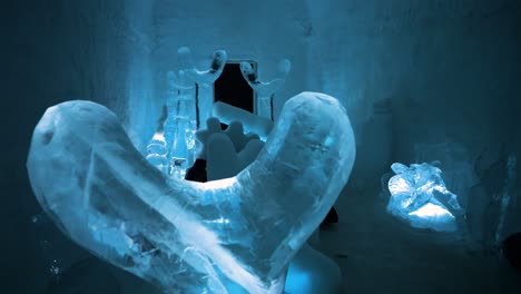 toma panorámica derecha de tallas de hielo de aurora camp kurravaara, suecia