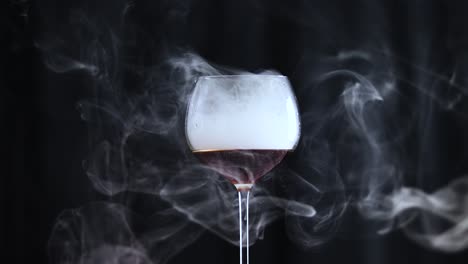 Glas-Gefüllt-Mit-Dunkler-Cola-Flüssigkeit-Und-Rauch-Mit-Schwarzem-Hintergrund