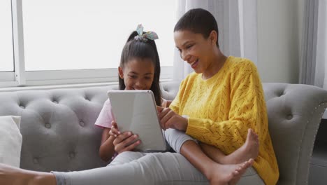 Familia-Disfrutando-Del-Tiempo-Libre-En-Casa