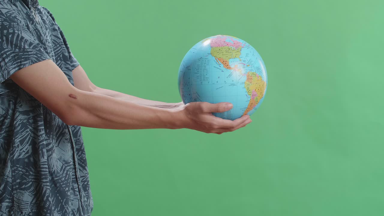 persona que sostiene un globo