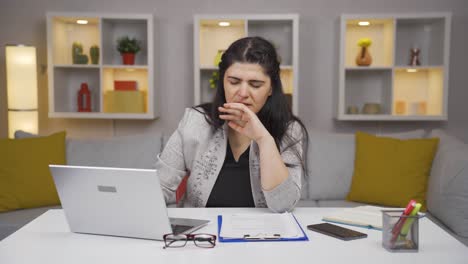 Mujer-Trabajadora-De-Oficina-En-Casa-Quedándose-Dormida.