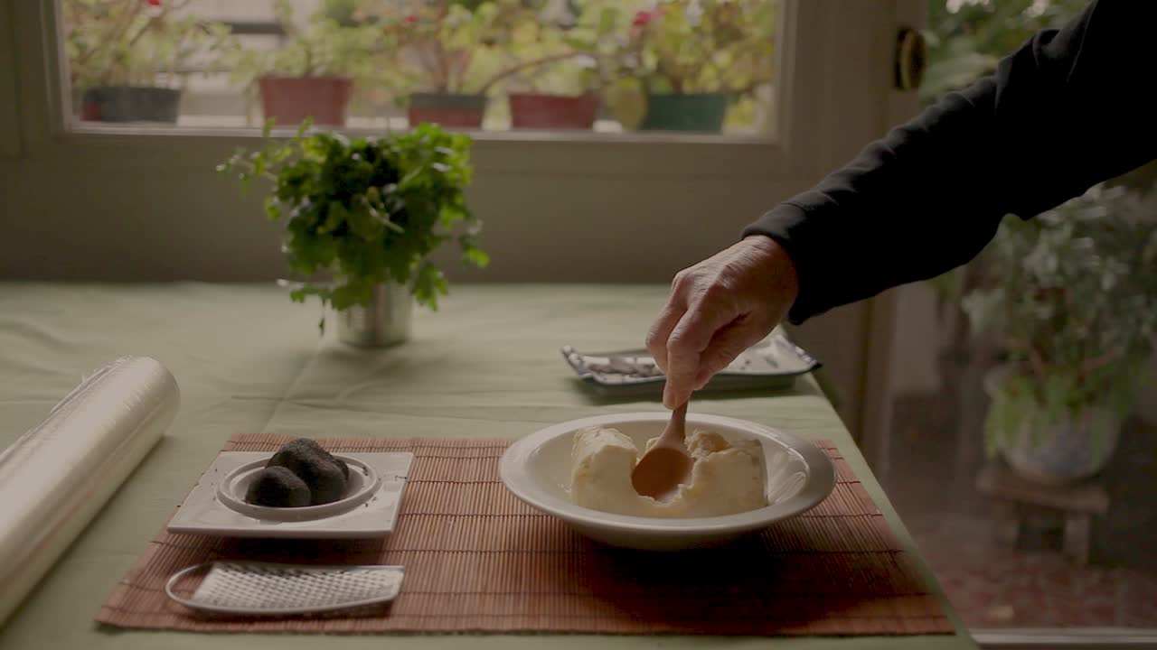 집 에서 요리 하는 동안 부드러운 치즈 를 분쇄 하는 작물 요리사