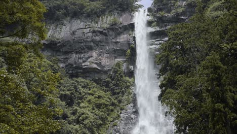 Der-Wasserfall-Bei-Nachi-Falls-Wird-Von-Oben-Nach-Unten-In-Zeitlupe-Betrachtet,-Ohne-Dass-Menschen-In-Der-Aufnahme-Zu-Sehen-Sind