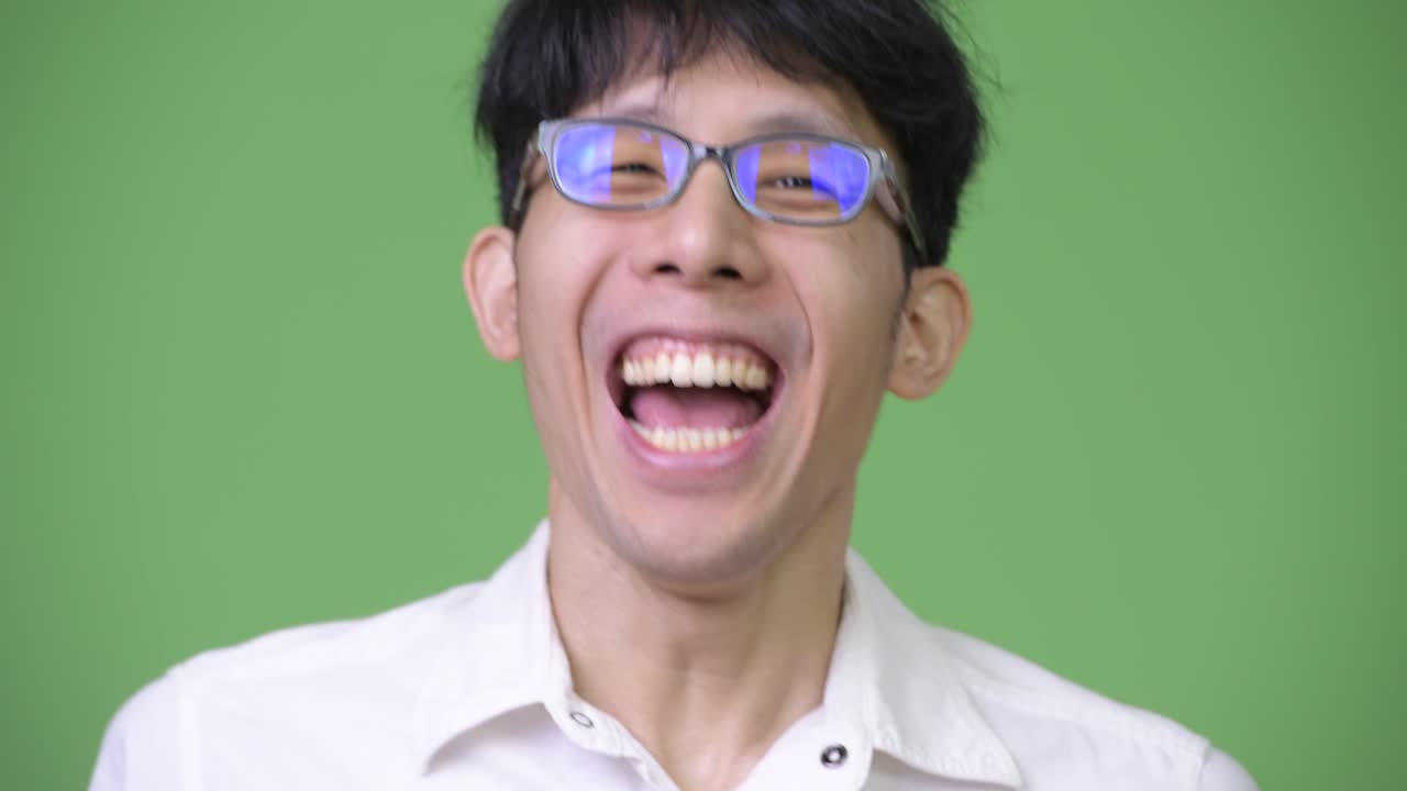 행복 한 젊은 아시아 사업가 는 좋은 소식 을 듣는 동안 미소 짓고 있다