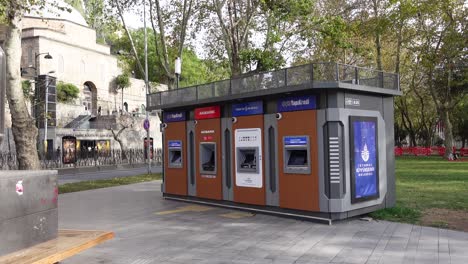 varios quioscos de cajeros automáticos en un parque de la ciudad