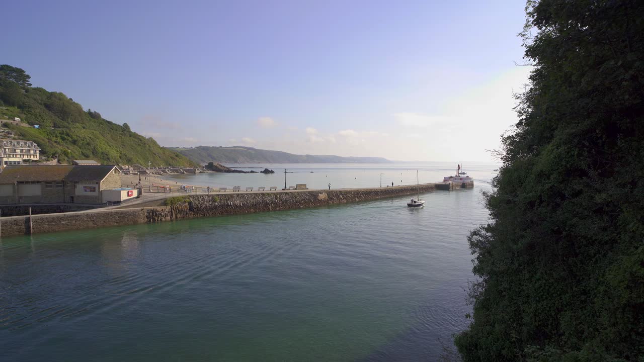 방파제를 따라 looe 어귀에서 유람선 순항