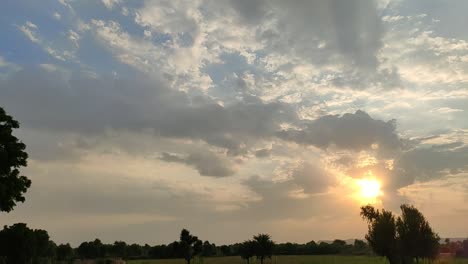 vista del amanecer, capa de nubes cubriendo el sol, escena increíble
