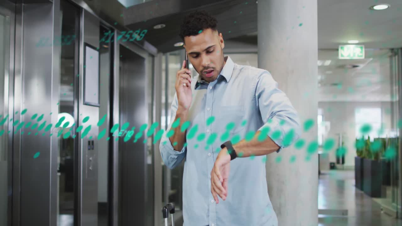 animación del procesamiento de datos sobre un empresario biracial que usa un teléfono inteligente en la oficina