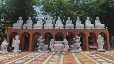 Thailändisch-chinesische-Traditionen-Treffen-Im-Guanyin-Tempel-Im-Pulsierenden-Bangkok-Mit-Weißen-Statuen-Aufeinander