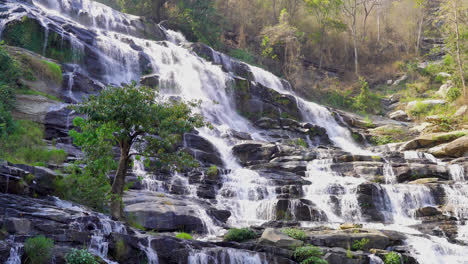 hermosa cascada mae ya en tailandia