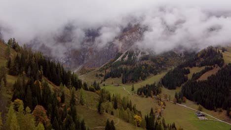 Sensacional-Paisaje-De-Montaña-De-Bosque-De-Otoño-Brumoso,-Disparo-Aéreo-De-Drones