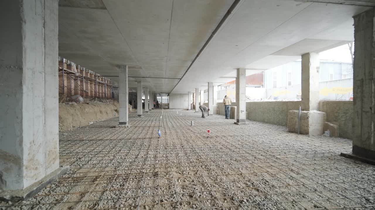 콘크리트 강화 및 강도를 위해 모래 및 분쇄 된 돌에 레버 라팅