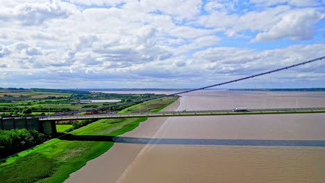explore el puente humber en este fascinante metraje aéreo de avión no tripulado