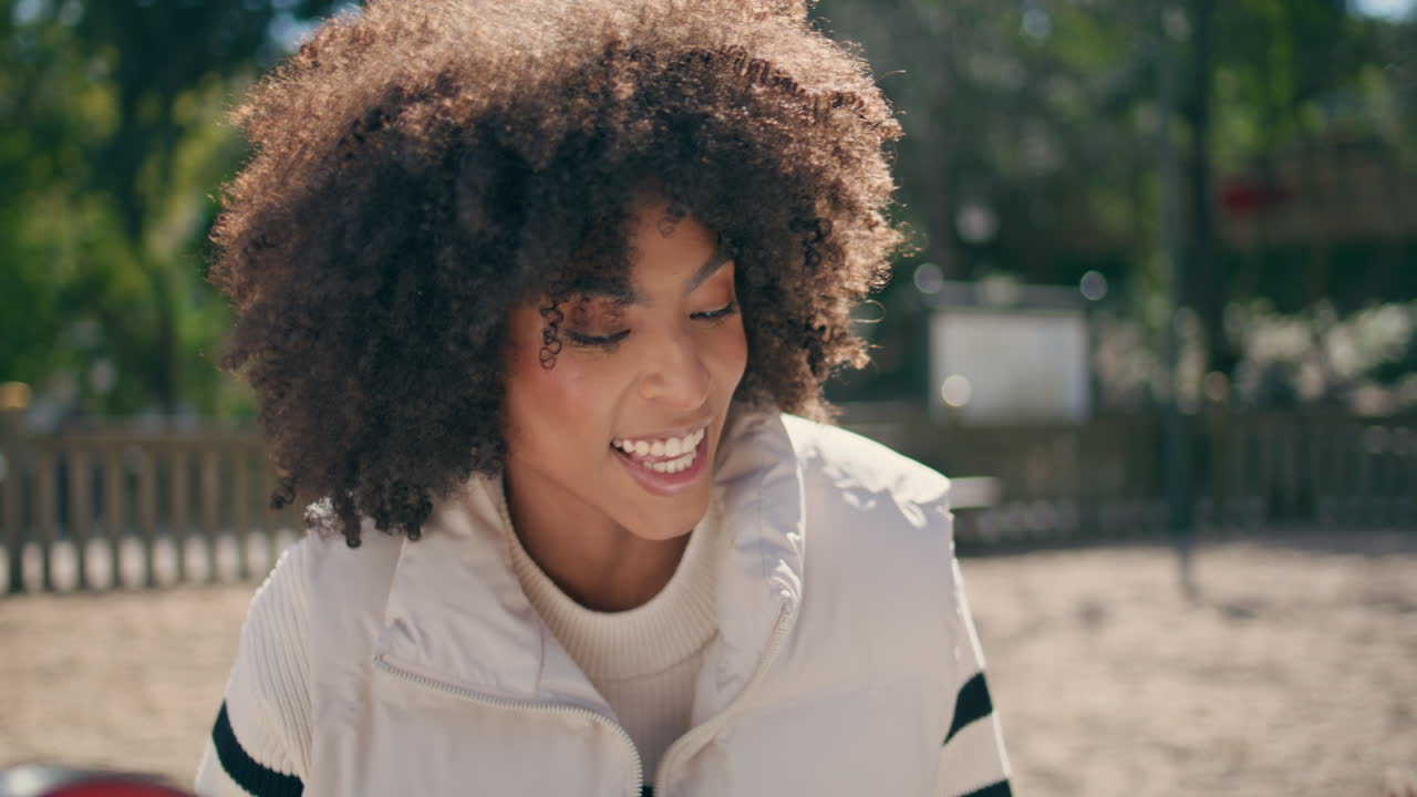 mamá jugando a la niña en el fin de semana familiar en el parque de cerca. la mujer disfruta del juego