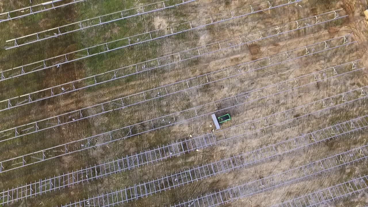 toma de drones de un campo solar en construcción, ángulo descendente y rotación