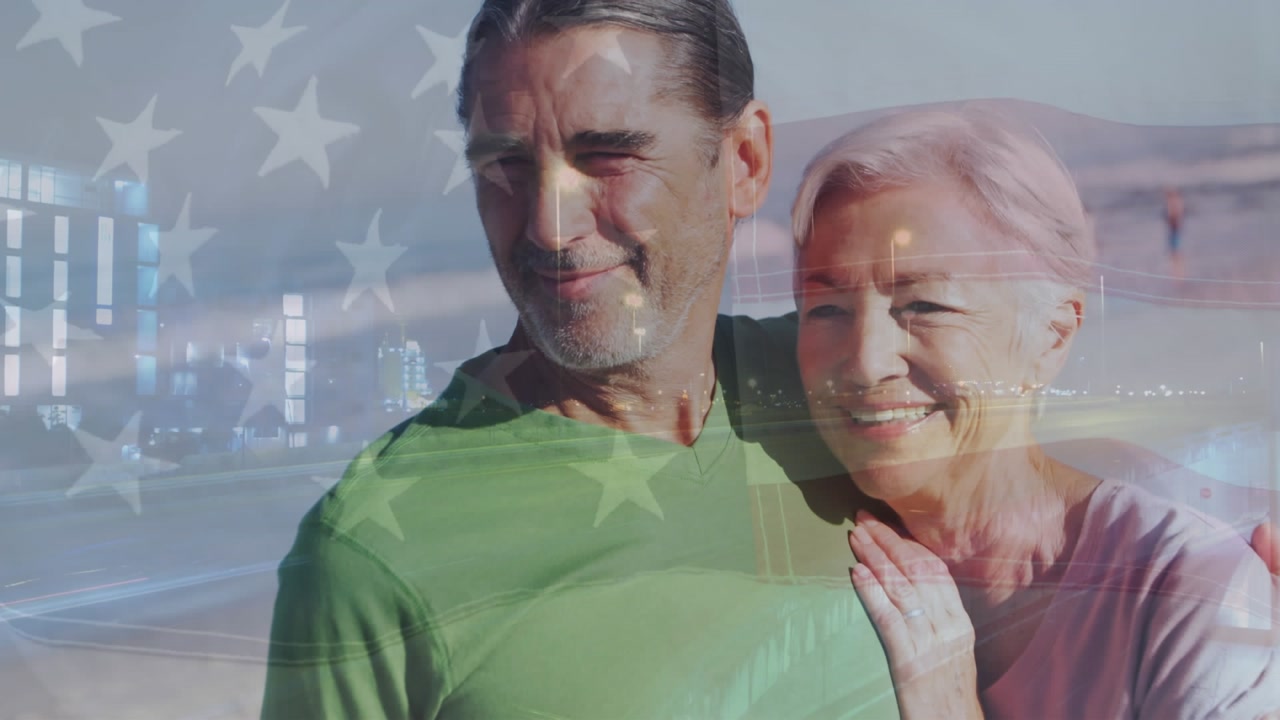 Animation der Flagge der Vereinigten Staaten von Amerika über einem älteren kaukasischen Paar am Strand