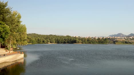 Cielo-Azul-Y-Vista-Al-Lago