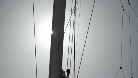 Puesta-De-Sol-Detrás-De-Unas-Huevas-De-Un-Velero-Catamarán