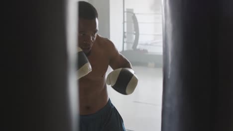 video de un hombre afroamericano en forma boxeando en el gimnasio